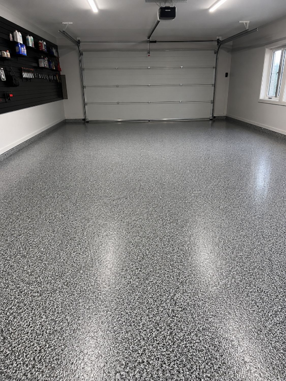 Sol epoxy multicouche avec flocons pour garage